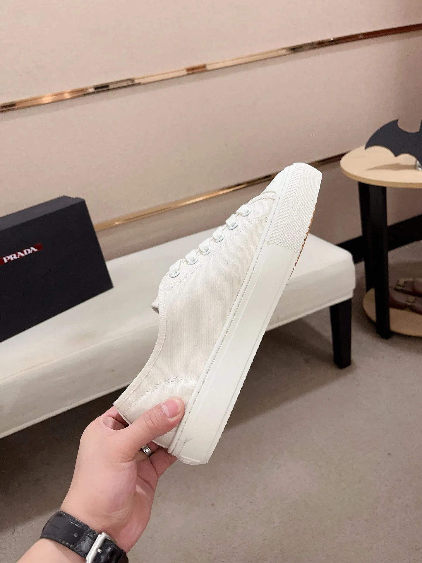 Men's shoes 💰 580💰 ✔️✔️✔️High-quality new PRADA counters are launched at the same time. The new men's shoes and 😘fabrics are selected from first-layer cowhide and are made by pure handicrafts. Lining: Full cowhide lining. 👍🏿 High-end ☄️ air-cushion molded anti-slip rubber outsole, exquisite lines, simple and elegant, comfortable and high-end for leisure travel. Code number: 38 to 44 (45 can be customized)